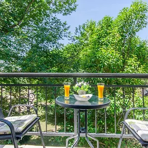 Apartment & Park, Kastela